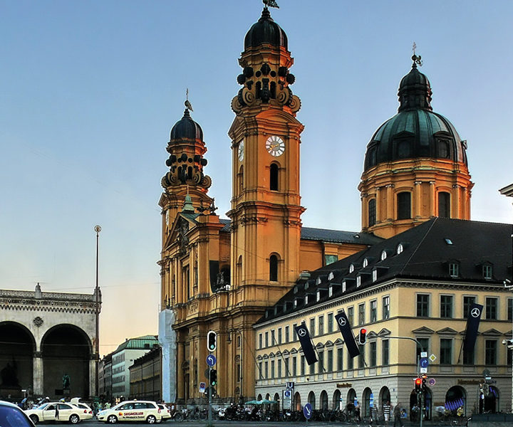 Am Odeonsplatz musste Lola Montez vor den wütende München fliehen und sich in die Theatinerkirche in Sicherheit bringen