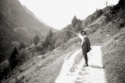 Gabriele-Münter-Kandinsky-zeigt-mit-dem-Wanderstab-auf-die-Berge-Südtirol-Frühling-1908-GAbriele-Münter-und-Johannes-Eichner.Stiftung