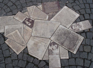 The "Weisse Rose"- White Rose : the group of non violent Munich studen resistants